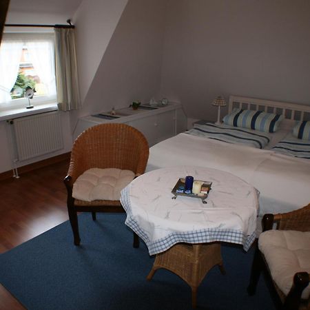 Ferienwohnungen Im Hotel Garni Zur Post Utersum Room photo