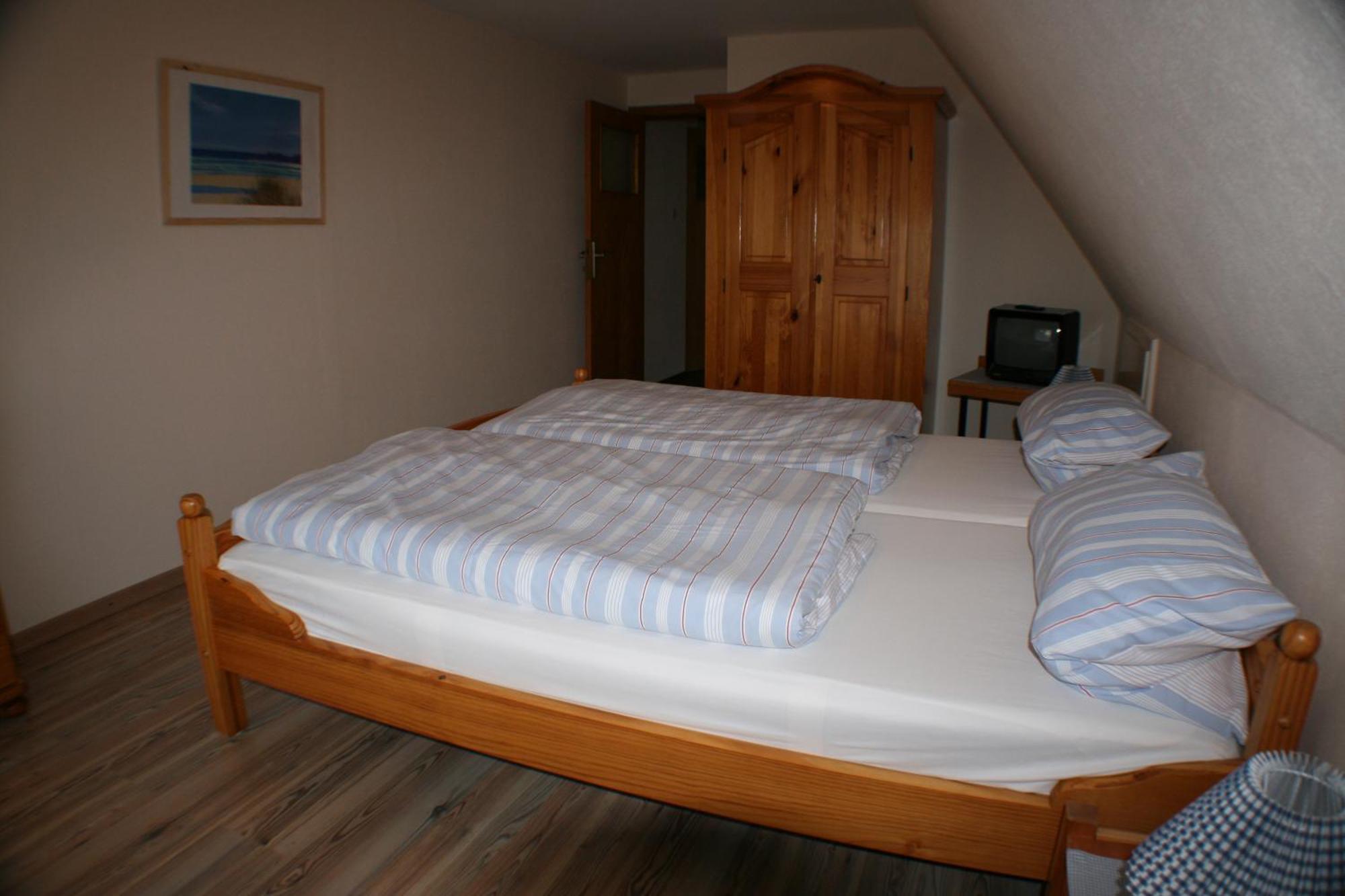 Ferienwohnungen Im Hotel Garni Zur Post Utersum Room photo